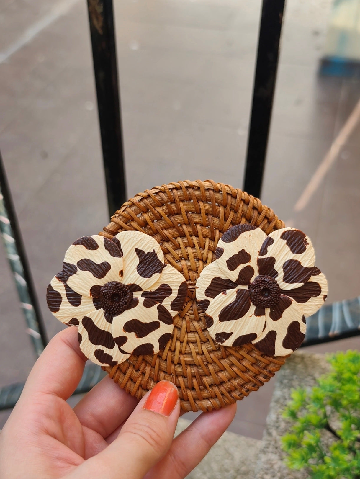 Pendientes Flor Grande Estampado Vaca | Crema y Chocolate | Arcilla Polimérica | Hecha a Mano