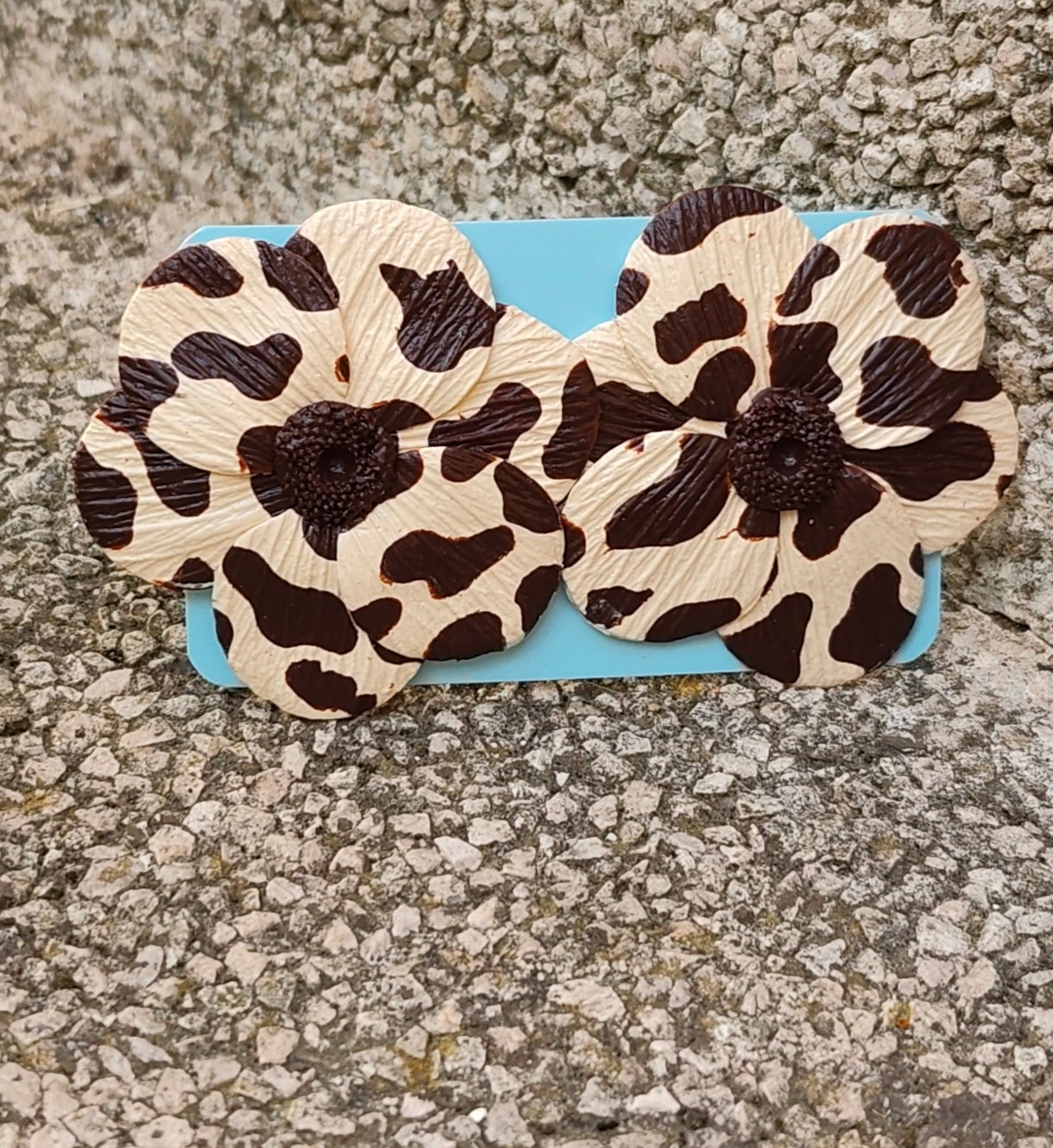 Pendientes Flor Grande Estampado Vaca | Crema y Chocolate | Arcilla Polimérica | Hecha a Mano