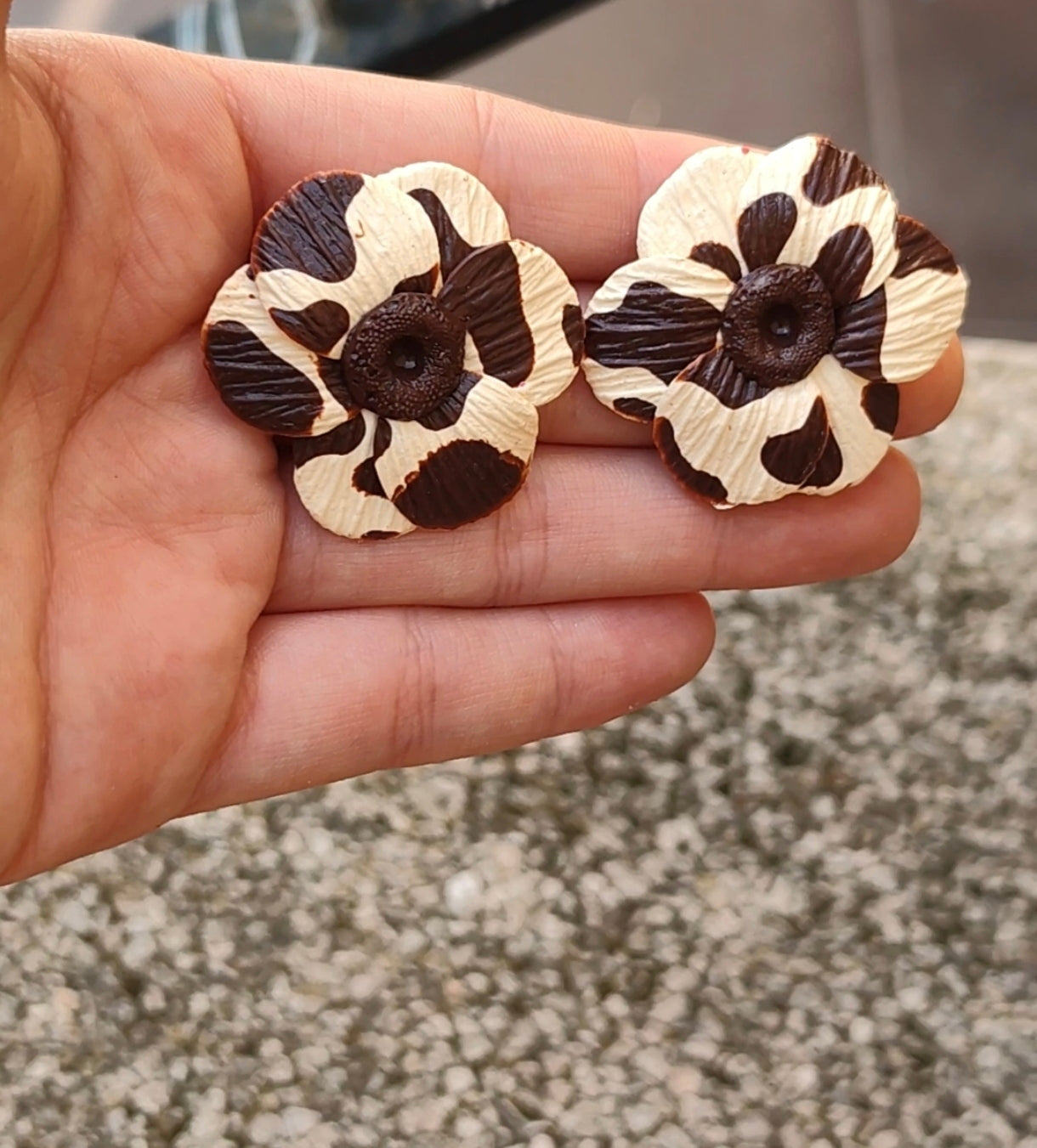 Pendientes Flor Estampado Vaca | Crema y Chocolate | Arcilla Polimérica | Hecha a Mano