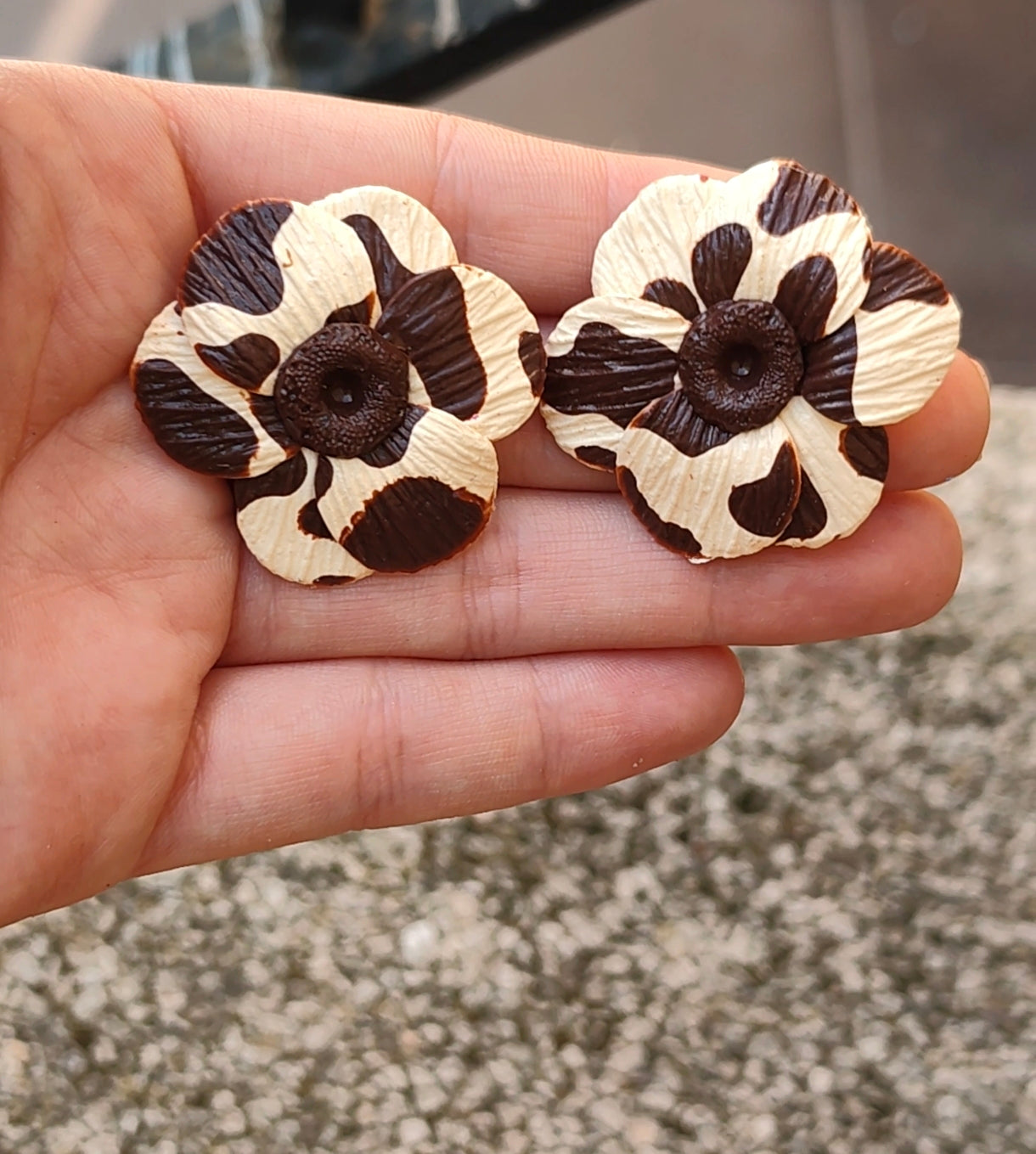 Pendientes Flor Estampado Vaca | Crema y Chocolate | Arcilla Polimérica | Hecha a Mano