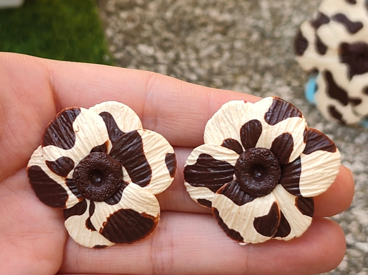 Pendientes Flor Estampado Vaca | Crema y Chocolate | Arcilla Polimérica | Hecha a Mano