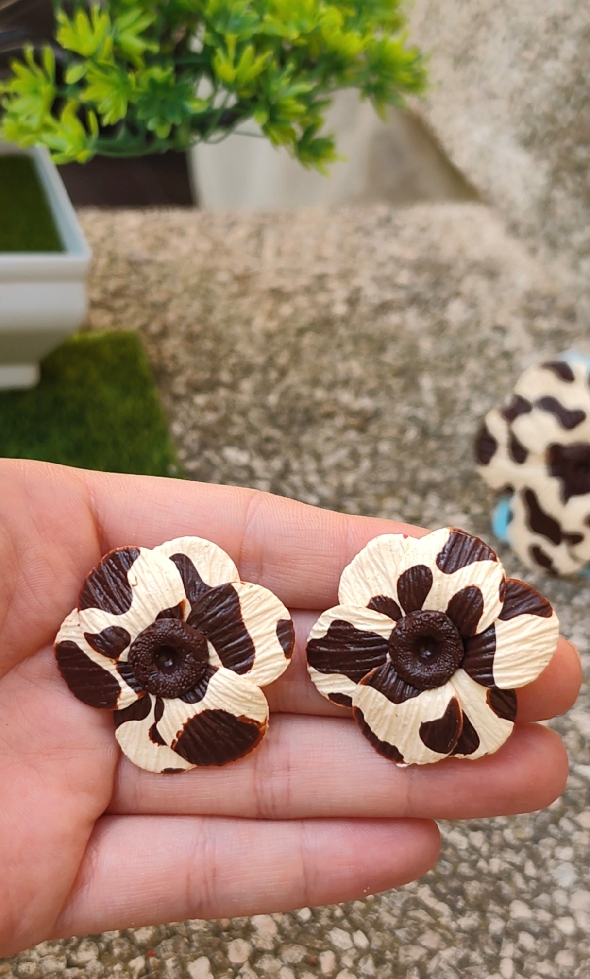 Pendientes Flor Estampado Vaca | Crema y Chocolate | Arcilla Polimérica | Hecha a Mano