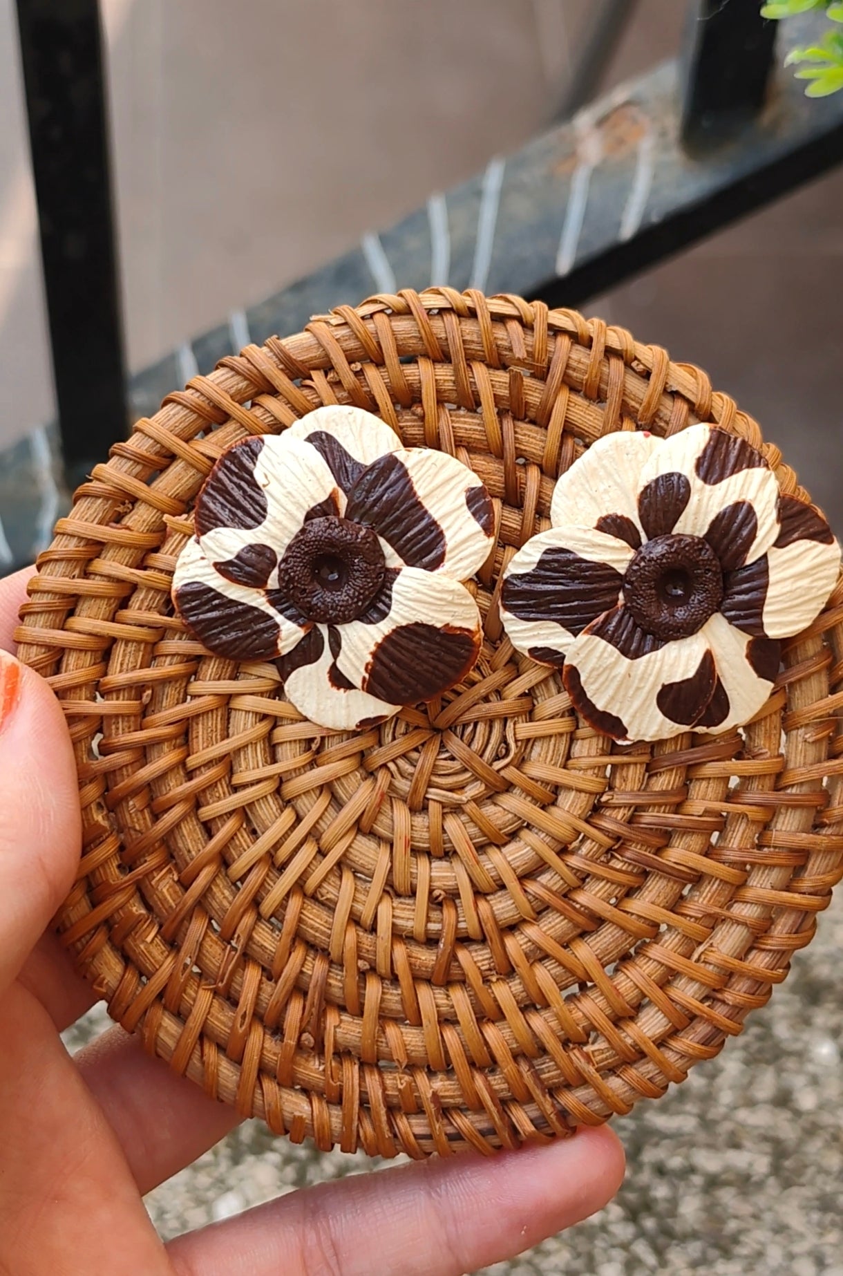 Pendientes Flor Estampado Vaca | Crema y Chocolate | Arcilla Polimérica | Hecha a Mano