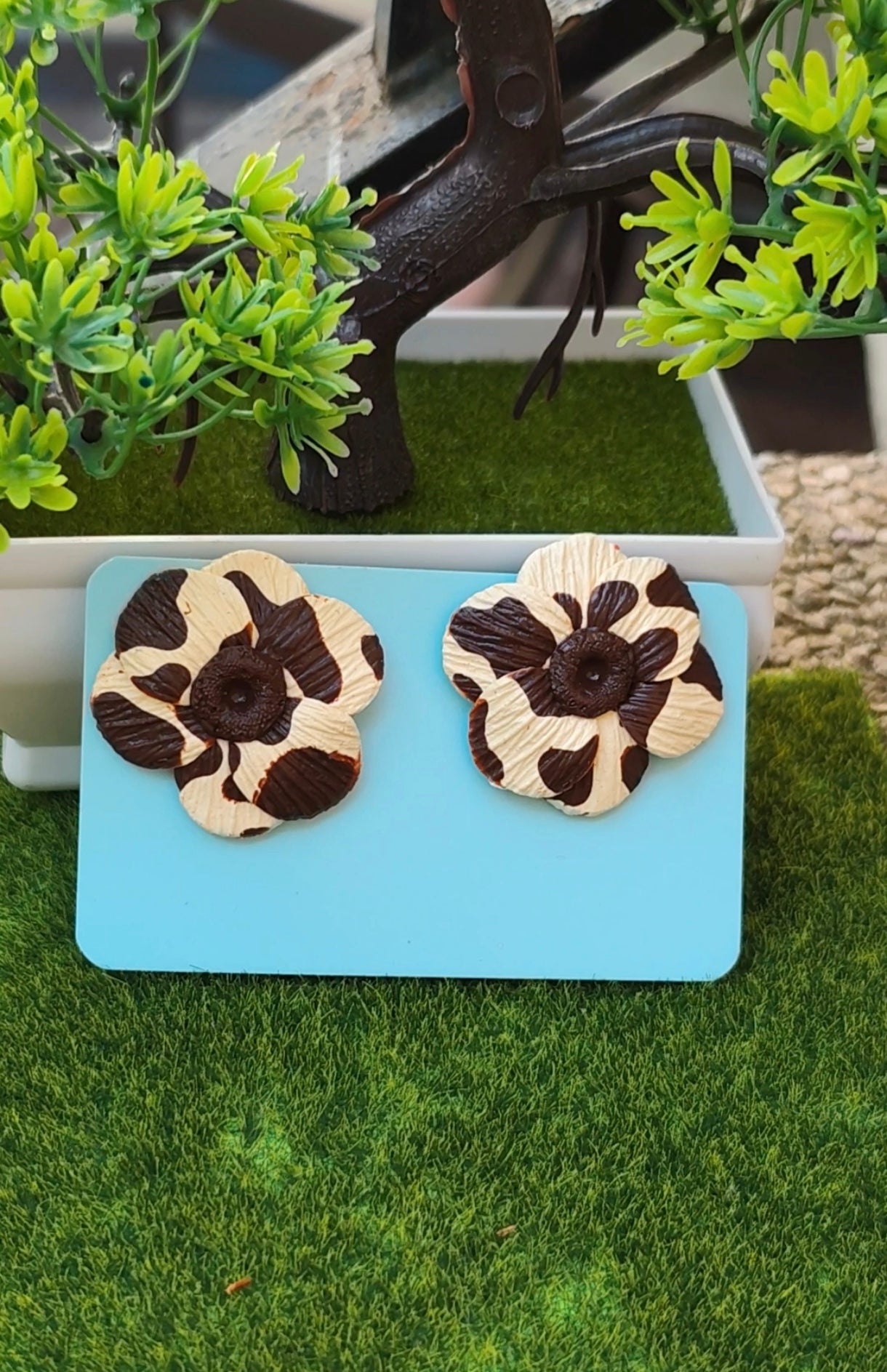 Pendientes Flor Estampado Vaca | Crema y Chocolate | Arcilla Polimérica | Hecha a Mano
