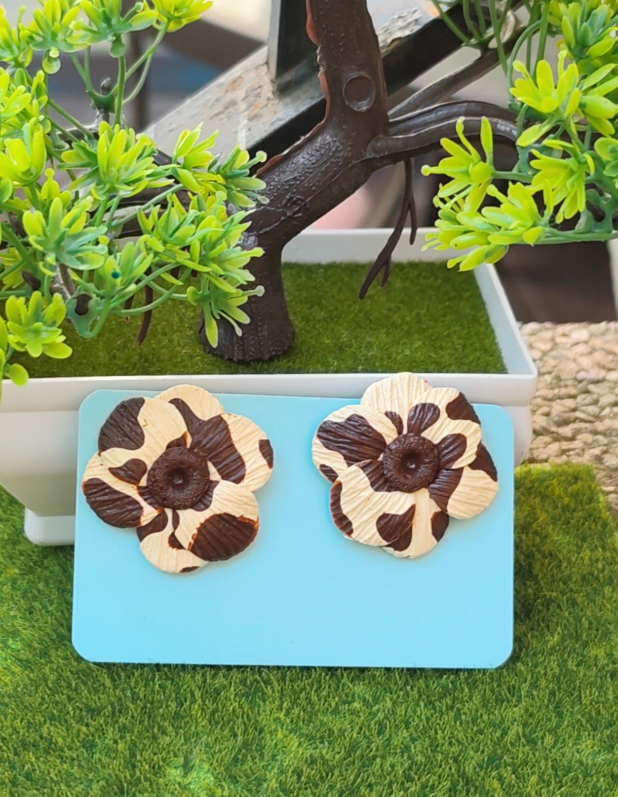 Pendientes Flor Estampado Vaca | Crema y Chocolate | Arcilla Polimérica | Hecha a Mano