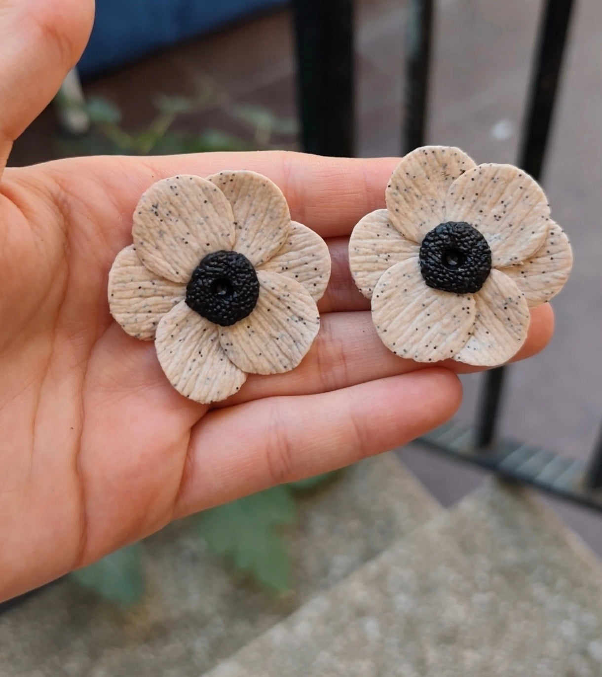 Pendientes Flor Beige Moteada | Centro Negro | Arcilla Polimérica | Hecha a Mano