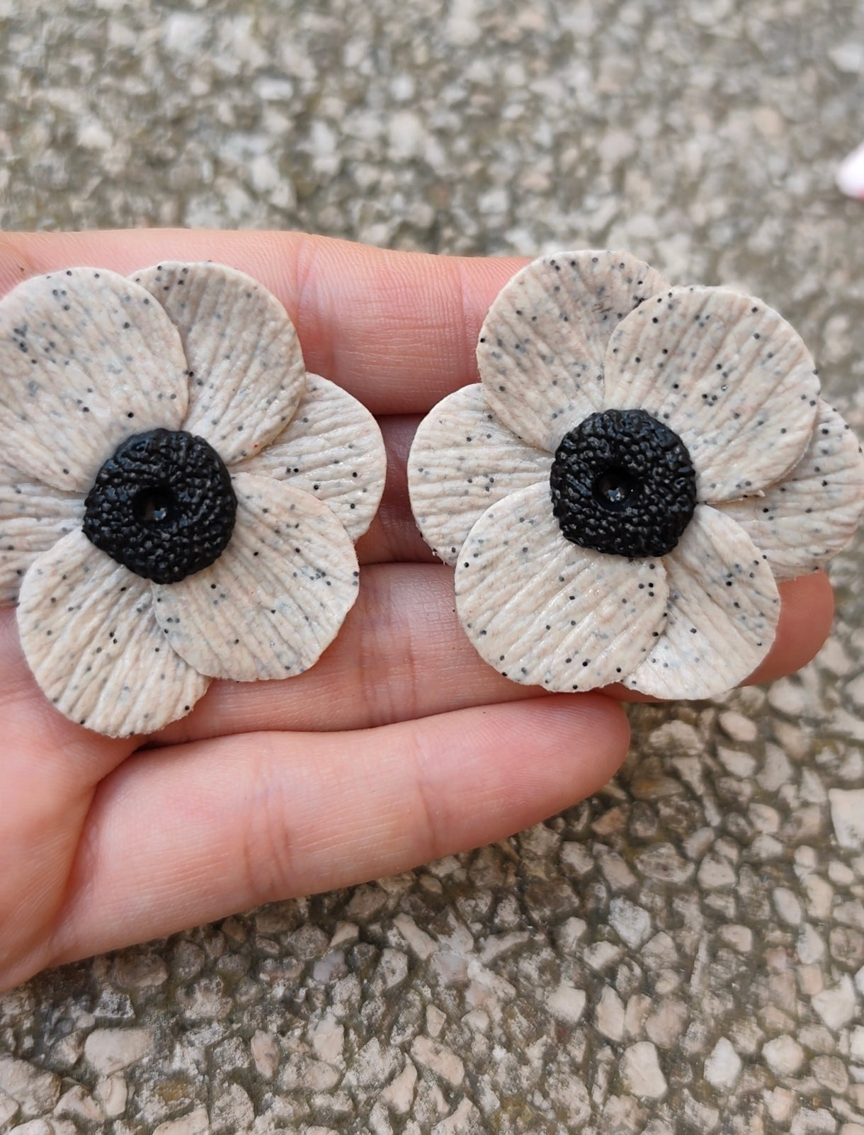 Pendientes Flor Beige Moteada | Centro Negro | Arcilla Polimérica | Hecha a Mano