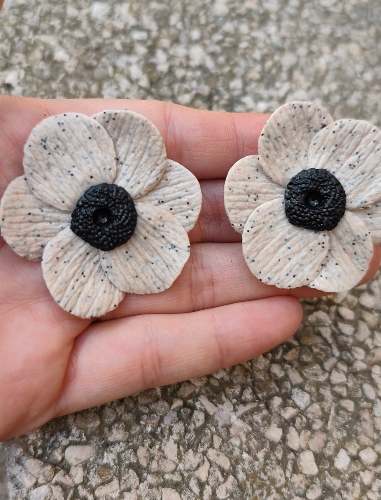 Pendientes Flor Beige Moteada | Centro Negro | Arcilla Polimérica | Hecha a Mano
