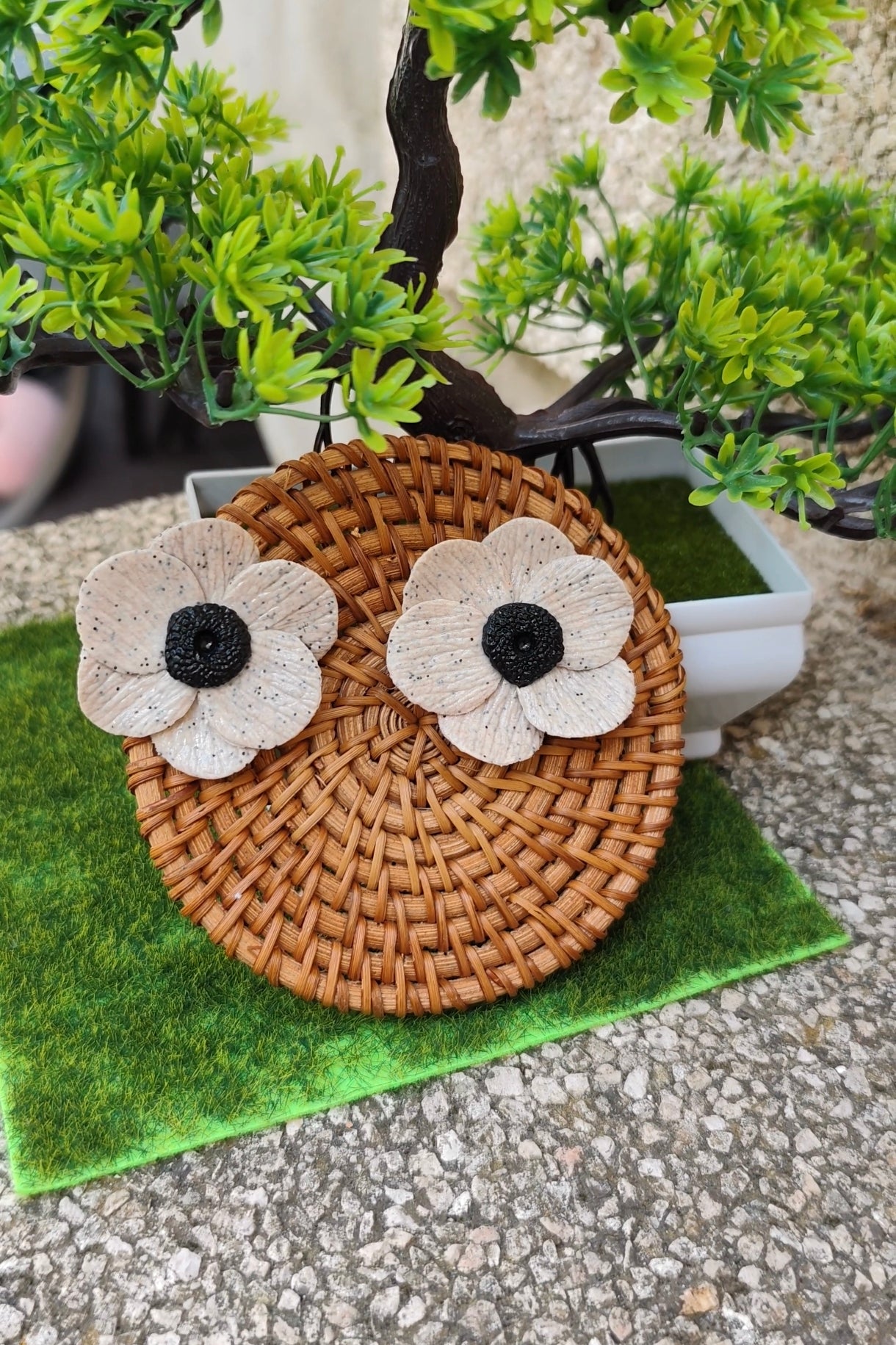 Pendientes Flor Beige Moteada | Centro Negro | Arcilla Polimérica | Hecha a Mano