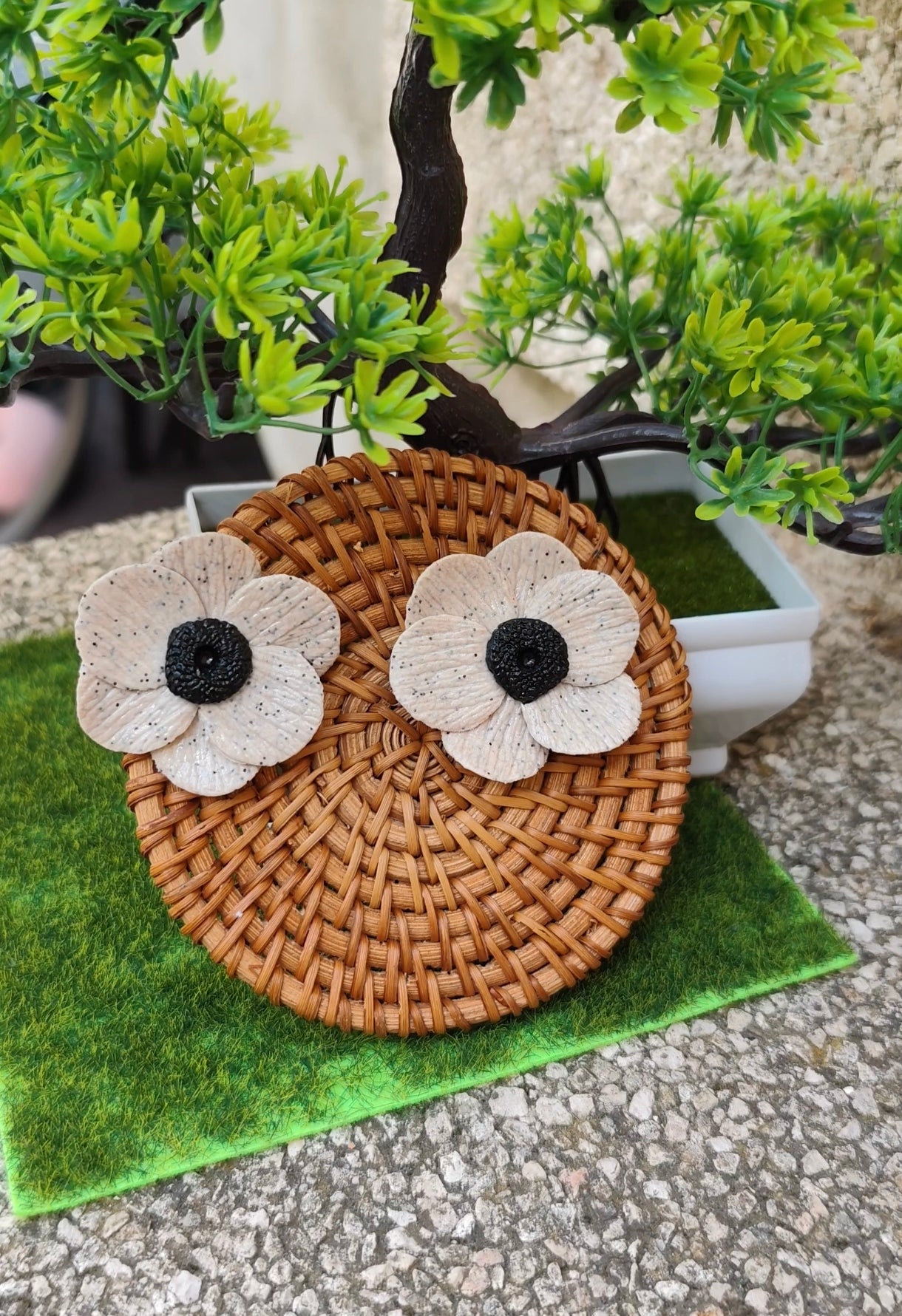 Pendientes Flor Beige Moteada | Centro Negro | Arcilla Polimérica | Hecha a Mano