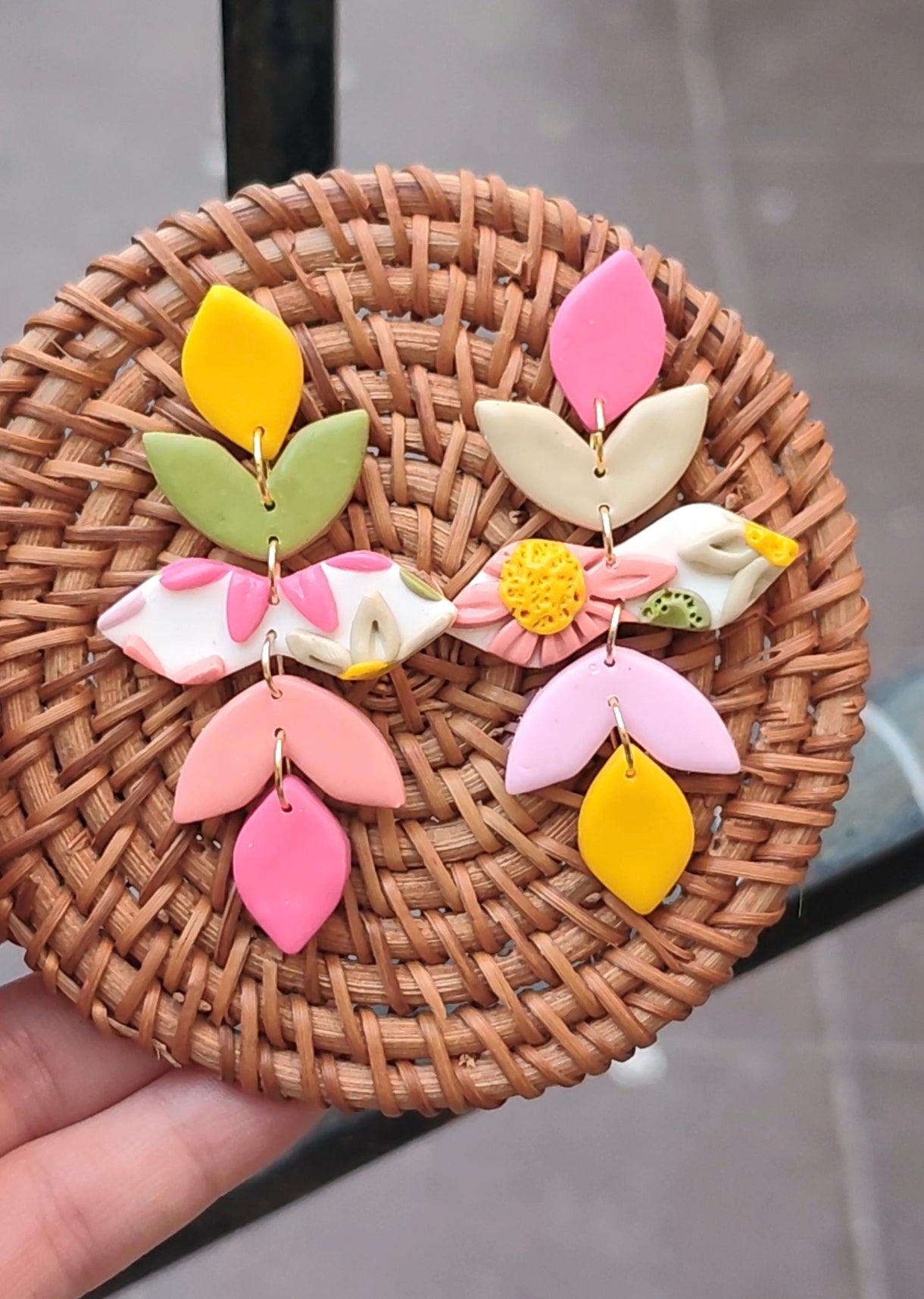 Pendientes Colgantes Pétalos Multicolor | Edición Única | Arcilla Polimérica | Hecha a Mano