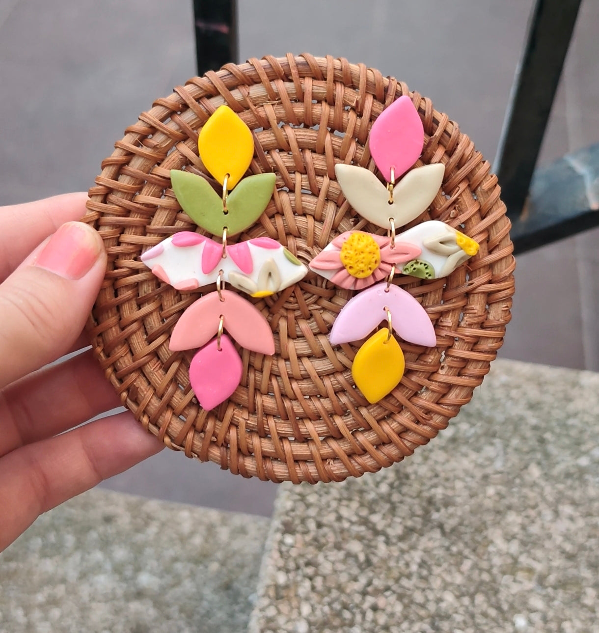 Pendientes Colgantes Pétalos Multicolor | Edición Única | Arcilla Polimérica | Hecha a Mano