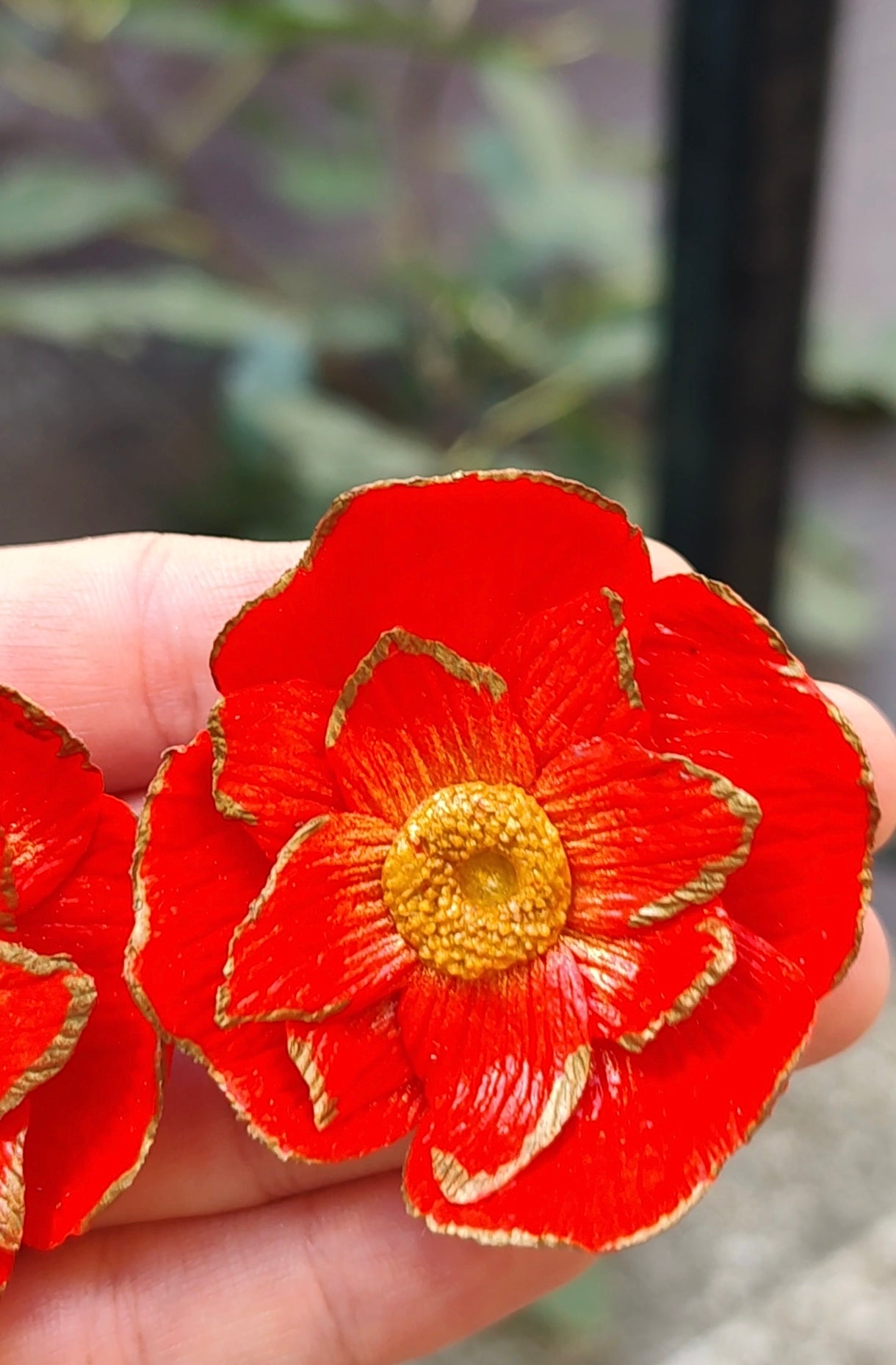 Pendientes Pávot | Flor Grande Roja y Dorada | Arcilla Polimérica | Hecha a Mano