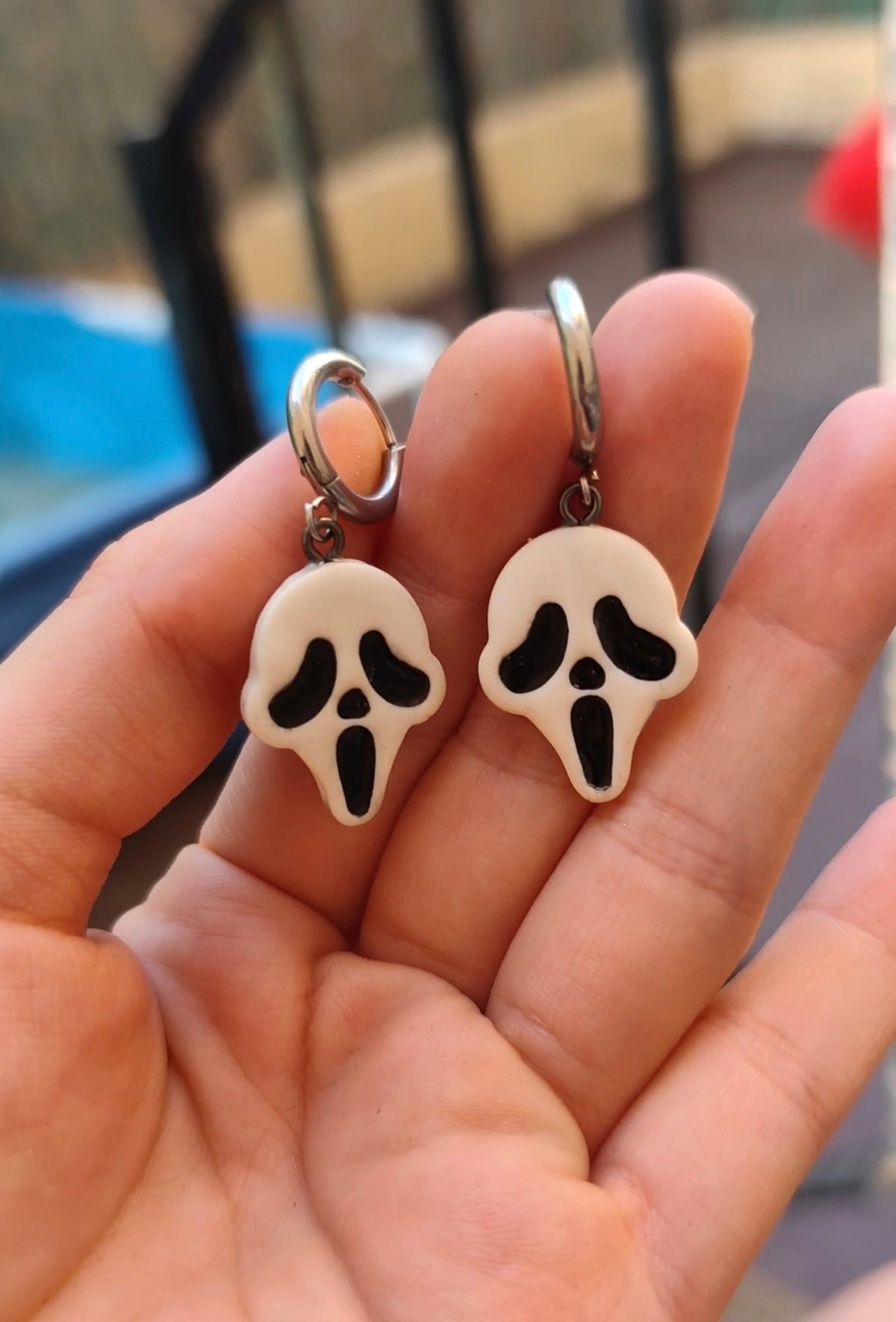 Pendientes máscara Ghostface Scream Halloween arcilla polimérica blanca y negra