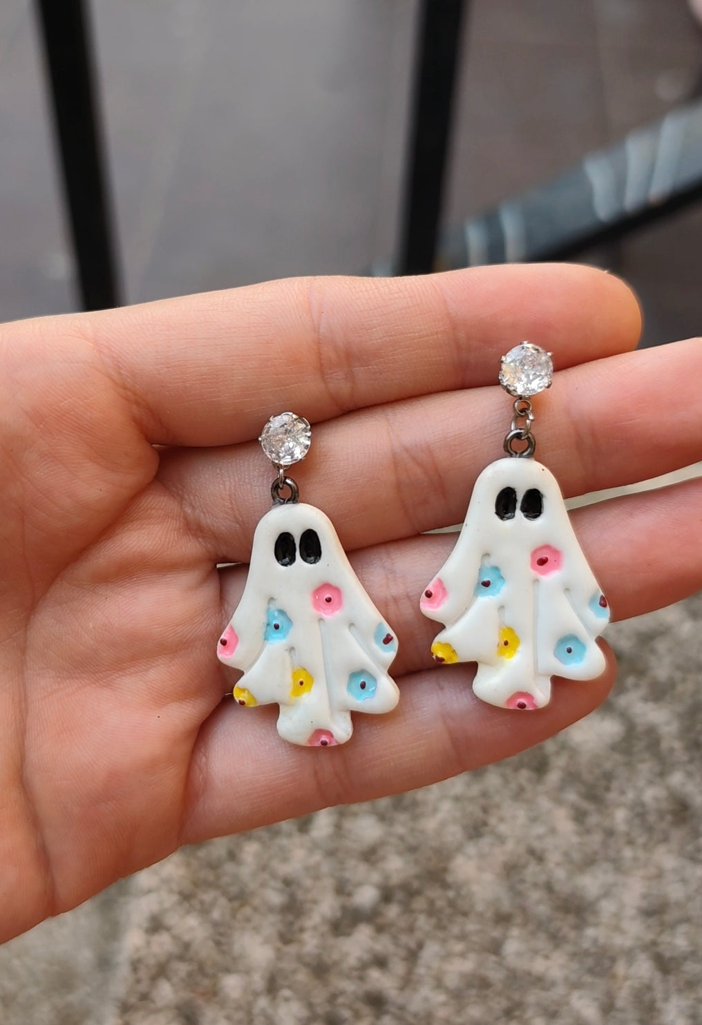 Pendientes fantasma floral Halloween arcilla polimérica blanca con flores de colores pastel