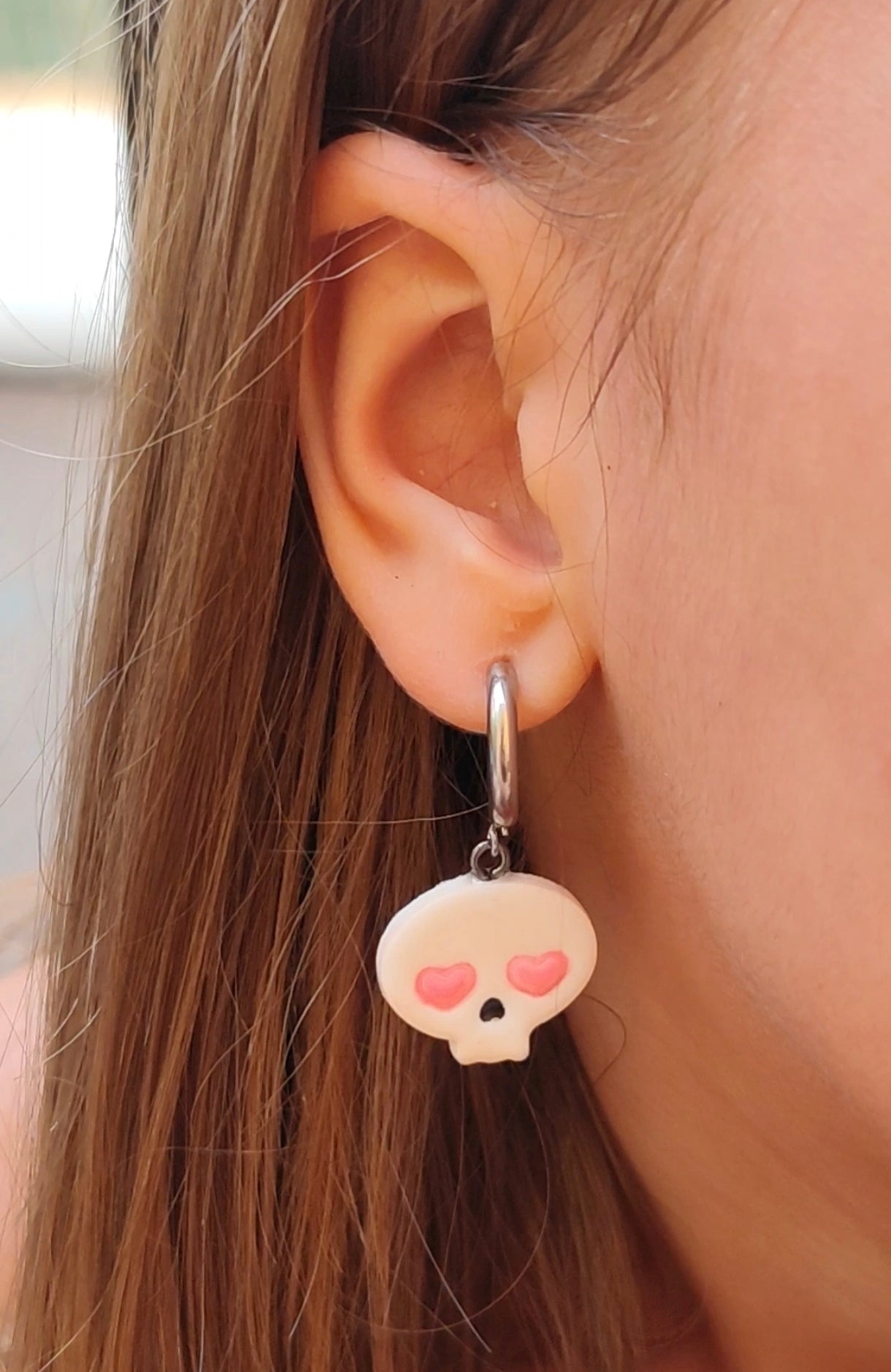 Pendientes calavera enamorada Halloween arcilla polimérica con ojos corazón rosas