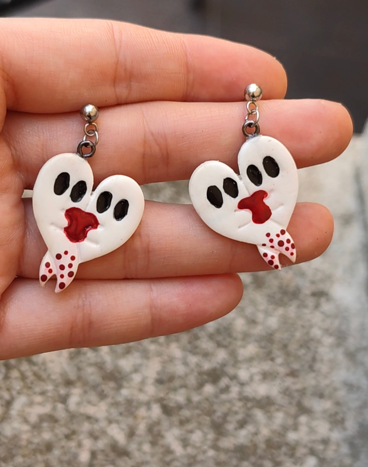Pendientes fantasma corazón Halloween arcilla polimérica blanca con detalles rojos
