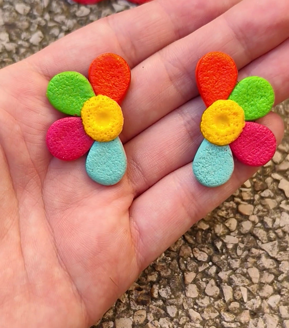 Pendientes flor multicolor en mano, arcilla polimérica
