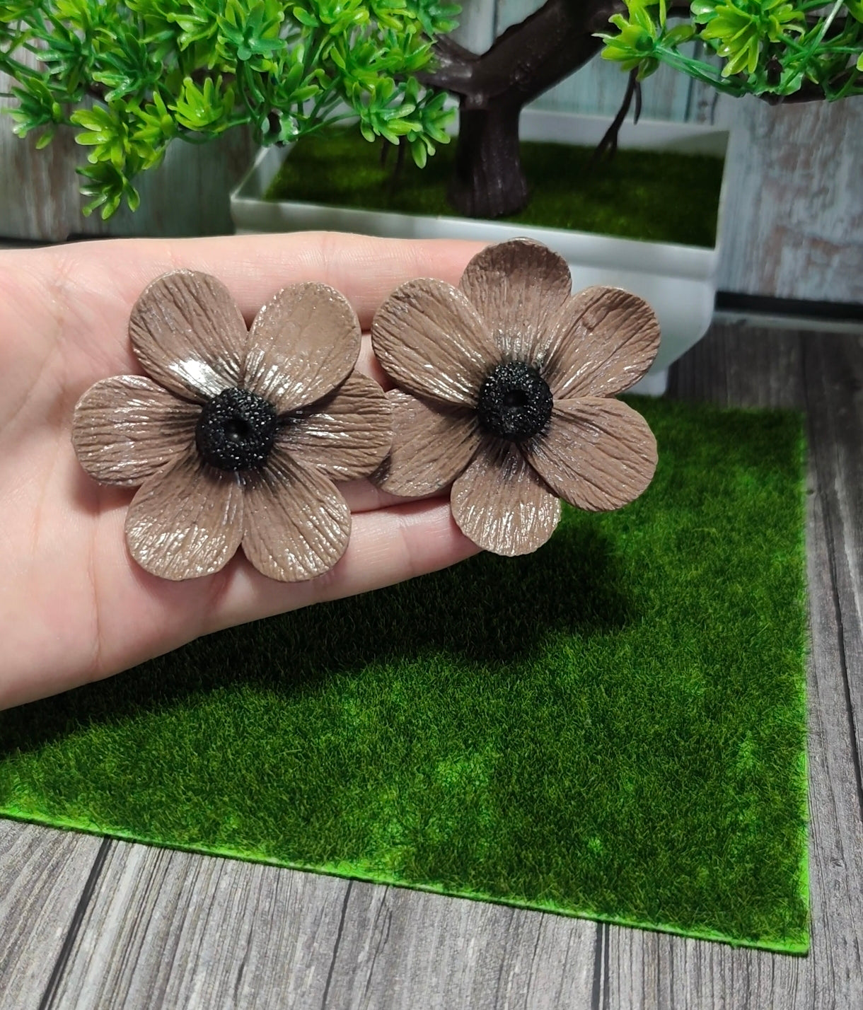 Pendientes Flor Topo Satinada | Centro Negro | Arcilla Polimérica | Hecha a Mano