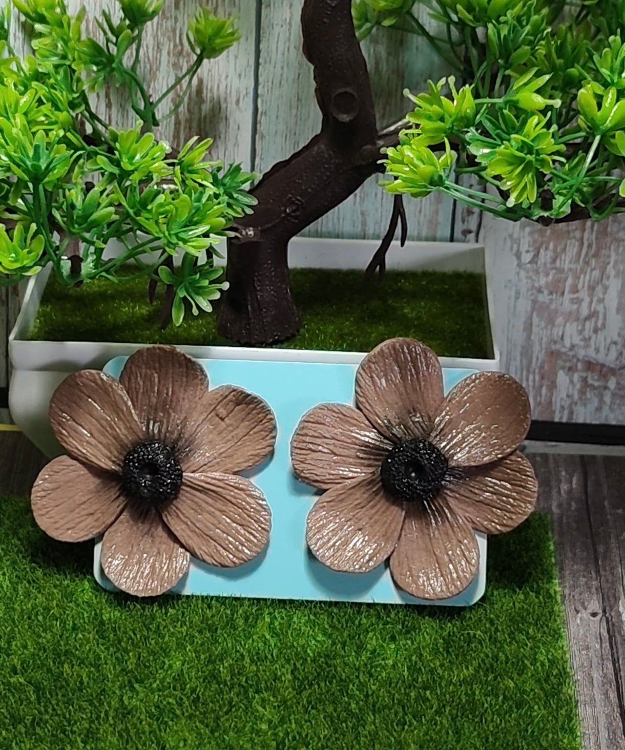 Pendientes Flor Topo Satinada | Centro Negro | Arcilla Polimérica | Hecha a Mano